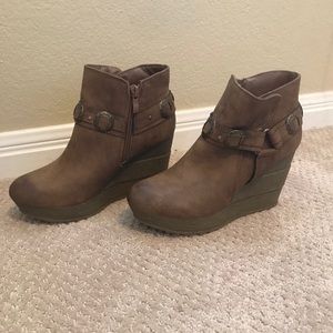 Women’s Wedged Booties
